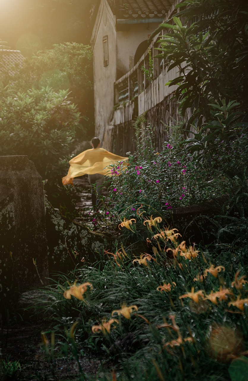 Creating the Perfect Cottagecore Garden: Flowers, Herbs, and Plants for a Rustic Oasis